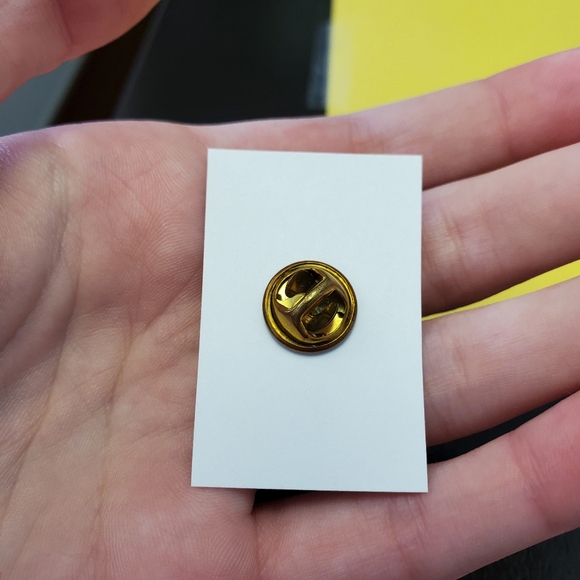 Mini cross pin - Picture 2 of 4